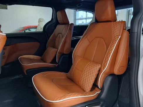 New 2026 Chrysler Pacifica Pinnacle image 12