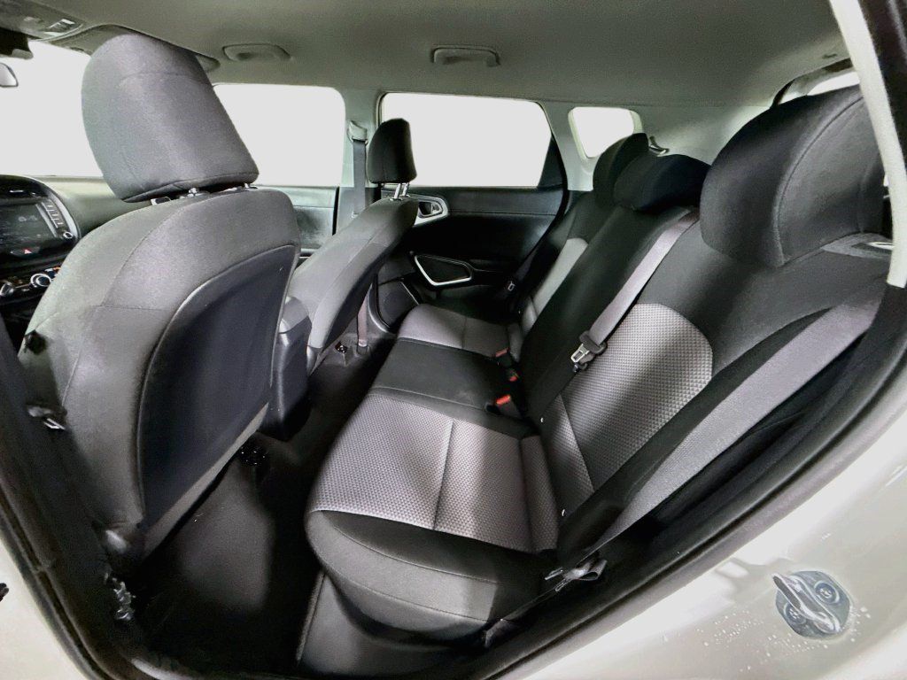 Used 2025 Kia Soul LX FWD image 23