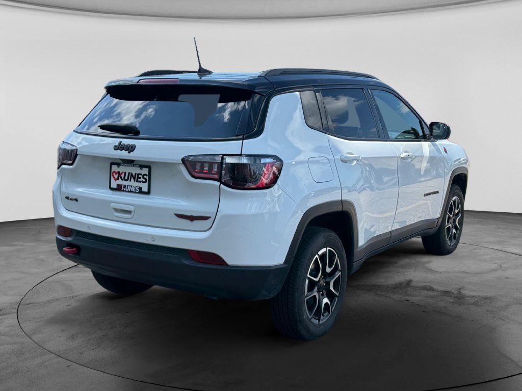 Used 2025 Jeep Compass Trailhawk AWD/4WD image 9