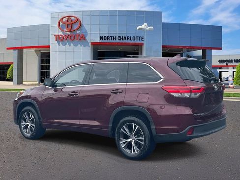 Used 2017 Toyota Highlander Plus FWD image 4