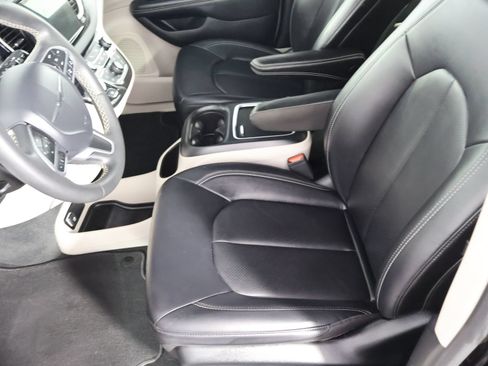 Used 2024 Chrysler Pacifica Touring-L FWD image 25