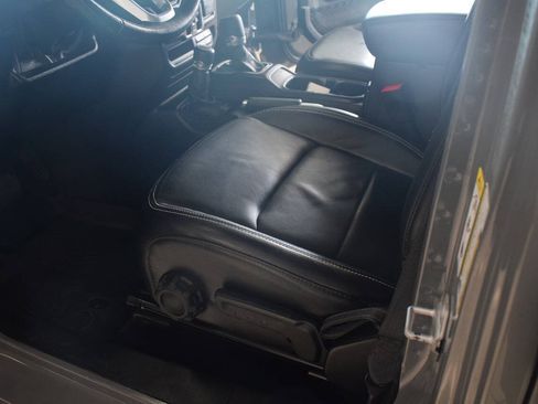 Used 2018 Jeep Wrangler Unlimited Sahara AWD/4WD image 30