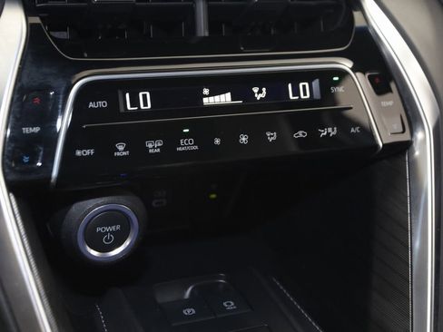 Used 2023 Toyota Venza XLE image 28