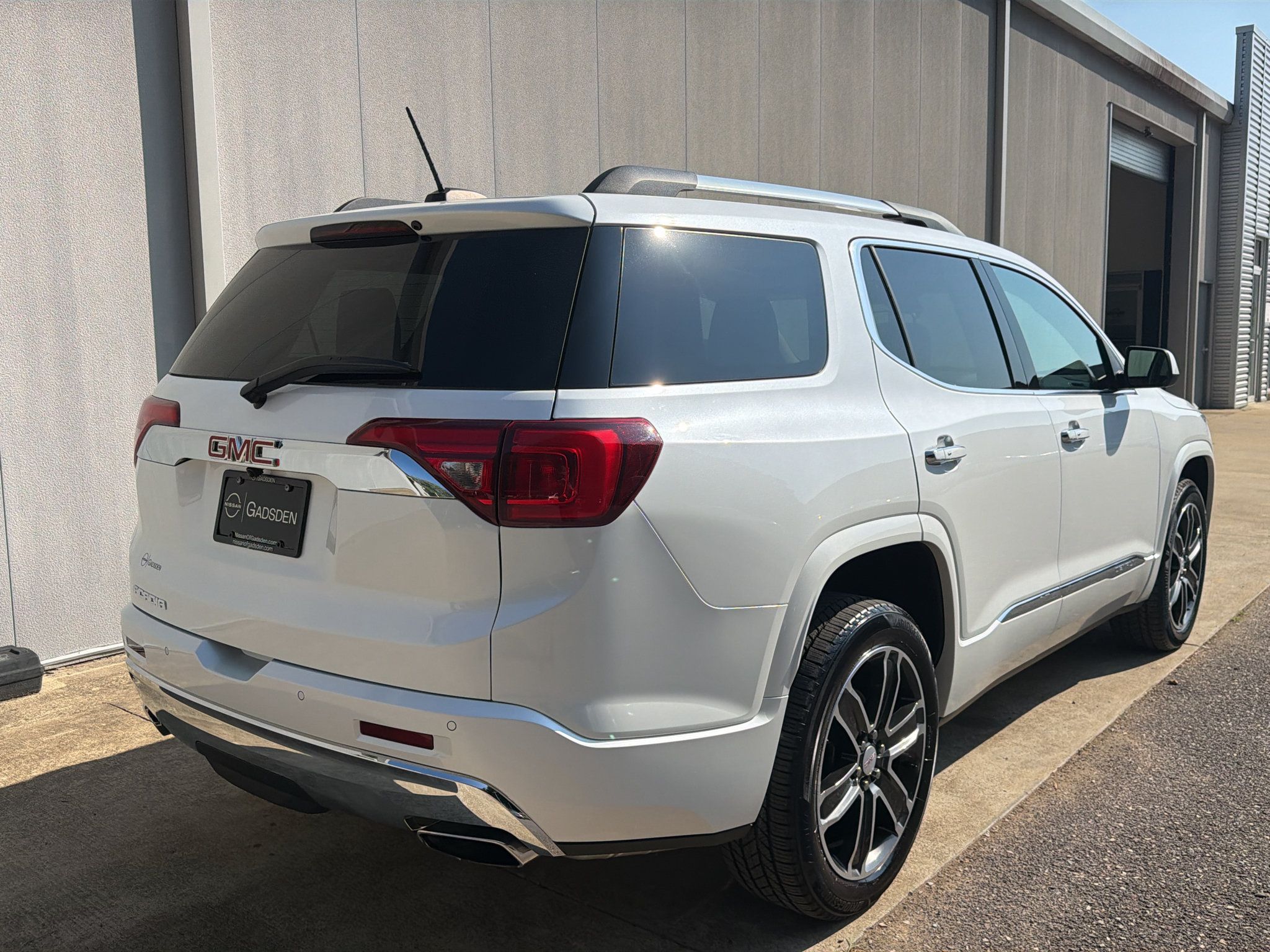 Used 2019 GMC Acadia Denali w/ Technology Package FWD image 3