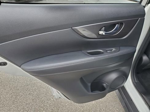 Used 2019 Nissan Rogue SV image 11