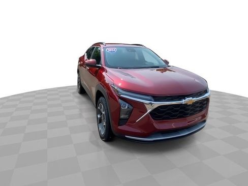Used 2024 Chevrolet Trax LT w/ Driver Confidence Package FWD image 4