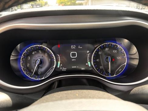 Used 2025 Chrysler Pacifica Select FWD image 24