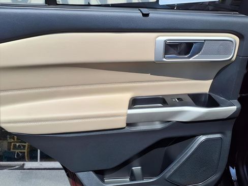 Used 2022 Ford Explorer Limited w/ Equipment Group 301A image 9