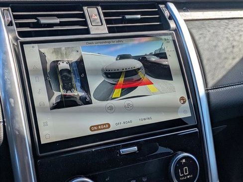 New 2025 Land Rover Discovery Dynamic SE image 13