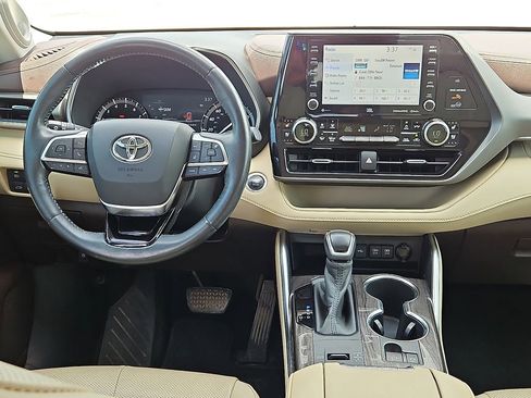 Used 2020 Toyota Highlander Limited FWD image 20