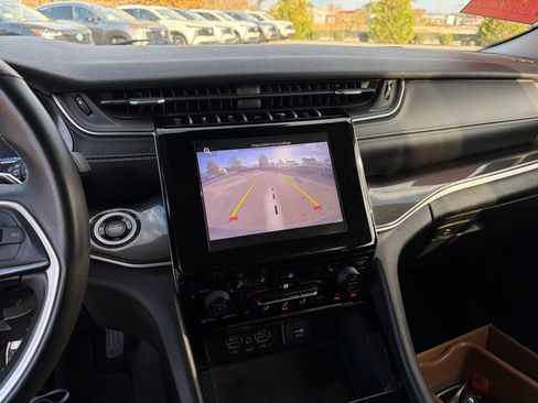 Used 2022 Jeep Grand Cherokee Laredo w/ Luxury Tech Group I image 21