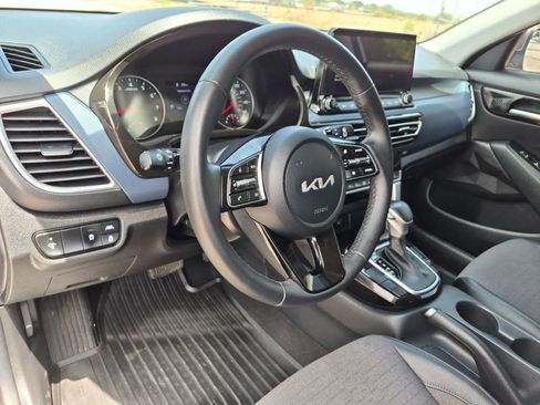Used 2023 Kia Seltos S w/ Navigation Package FWD image 10
