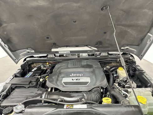 Used 2014 Jeep Wrangler Unlimited Sahara w/ Connectivity Group AWD/4WD image 22