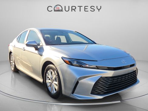 Used 2025 Toyota Camry LE image 4