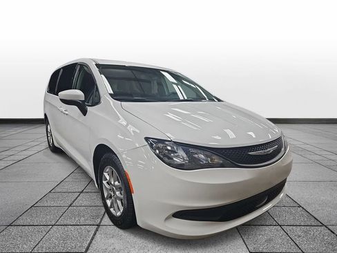 Used 2023 Chrysler Voyager LX image 3