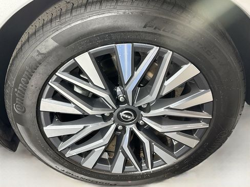 Used 2024 Nissan Altima 2.5 SV image 11