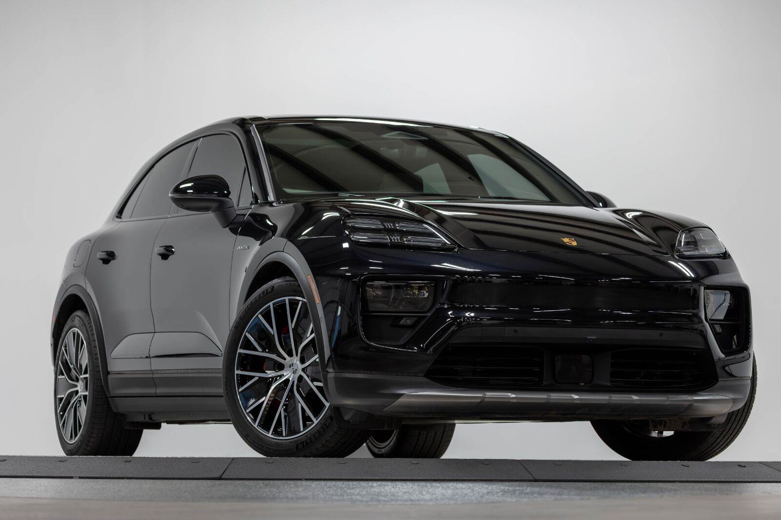 Used 2025 Porsche Macan 4S Electric AWD/4WD image 37