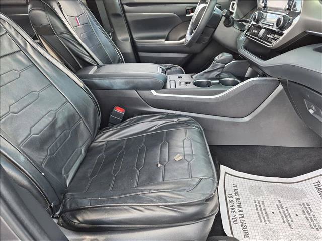 Used 2022 Toyota Highlander XLE FWD image 18