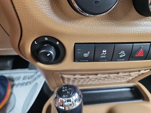 Used 2012 Jeep Wrangler Unlimited Sahara w/ Dual Top Group AWD/4WD image 32