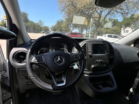 Used 2023 Mercedes-Benz Metris image 12