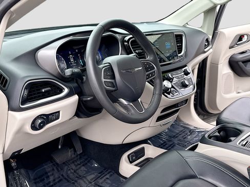 Used 2023 Chrysler Pacifica Touring-L FWD image 4