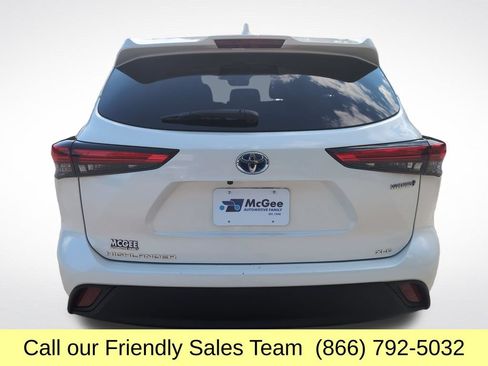 Certified 2020 Toyota Highlander XLE AWD/4WD image 5