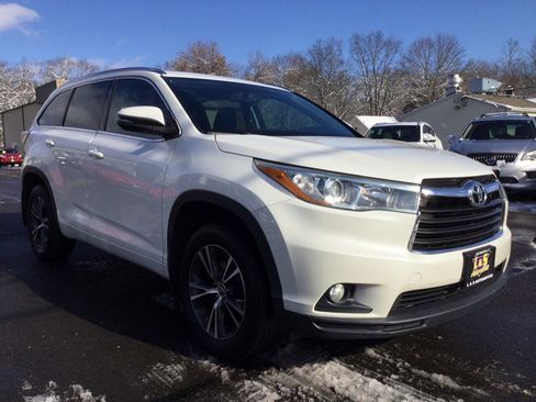 Used 2016 Toyota Highlander XLE image 3