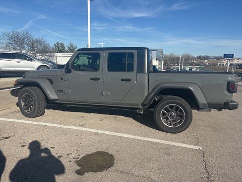 Used 2020 Jeep Gladiator Sport image 3