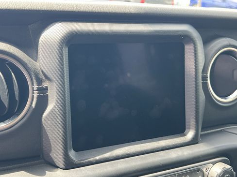 Used 2022 Jeep Wrangler Unlimited Sahara w/ Cold Weather Group AWD/4WD image 17