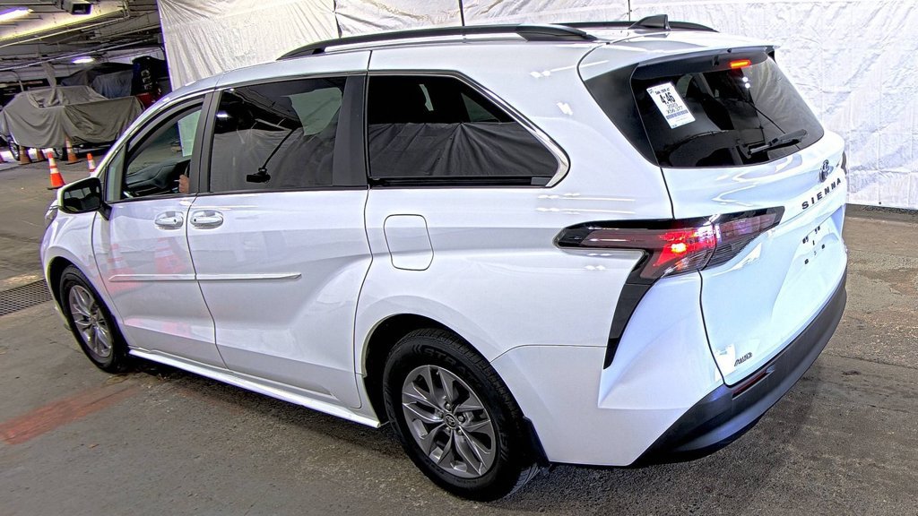 Used 2023 Toyota Sienna LE w/ LE Plus Package AWD/4WD image 4