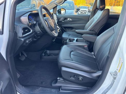 New 2026 Chrysler Pacifica Select image 6