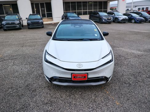 Used 2023 Toyota Prius XLE FWD image 4