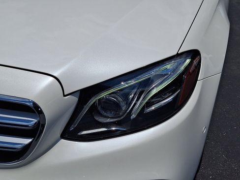 Used 2017 Mercedes-Benz E 300 4MATIC image 9