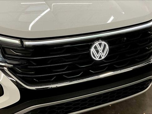 Used 2024 Volkswagen Atlas Cross Sport SE image 32