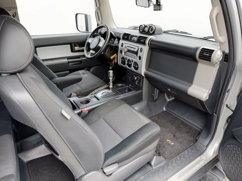 Used 2007 Toyota FJ Cruiser 2WD w/ Upgrade Pkg 2 image 29