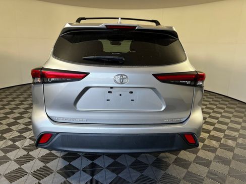 Used 2023 Toyota Highlander XLE AWD/4WD image 6