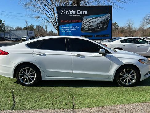 Used 2017 Ford Fusion SE w/ Fusion SE Technology Package image 8