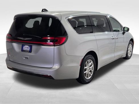 Used 2023 Chrysler Pacifica Touring-L image 21