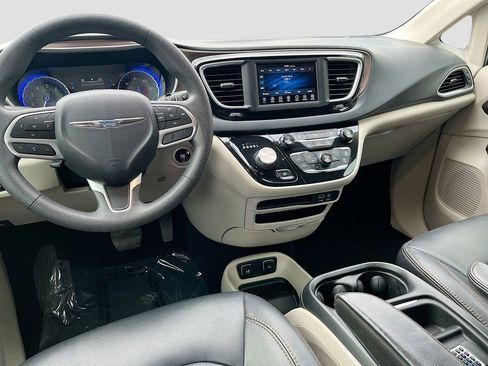 Used 2018 Chrysler Pacifica Touring Plus w/ Tire & Wheel Group FWD image 27