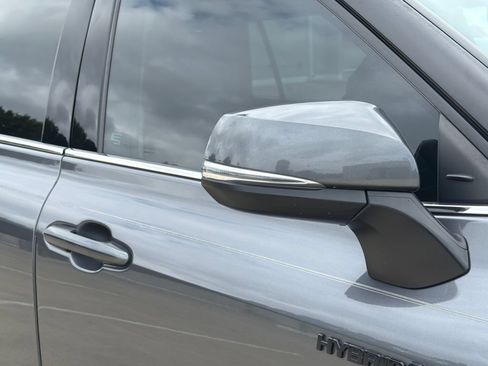 Used 2021 Toyota Highlander XLE AWD/4WD image 10