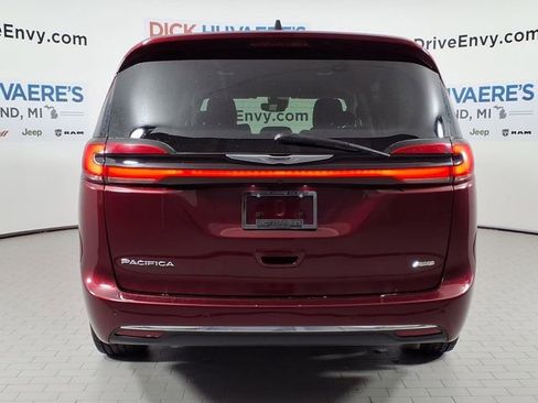 Used 2023 Chrysler Pacifica Touring-L AWD/4WD image 5