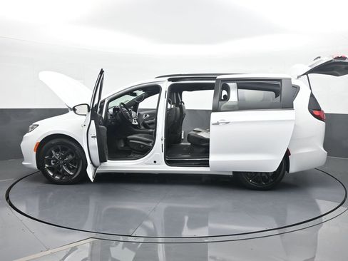 New 2026 Chrysler Pacifica Limited w/ S Appearance Package image 68