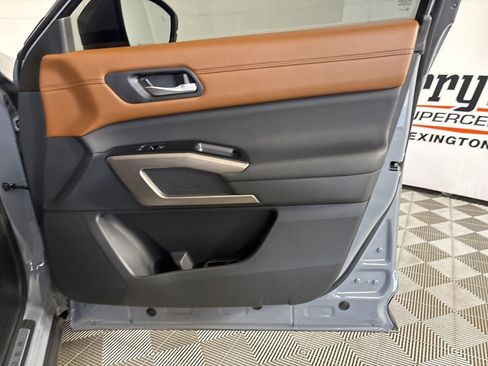 Used 2025 Nissan Pathfinder Platinum AWD/4WD image 31