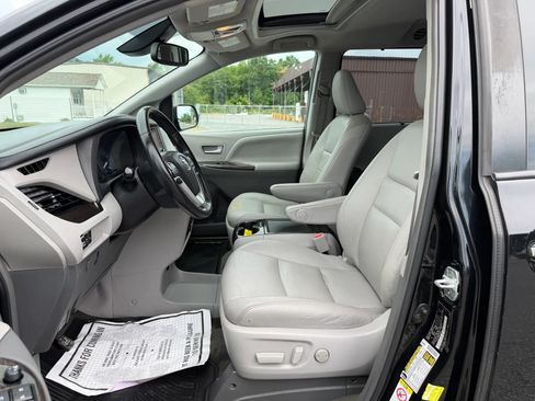 Used 2018 Toyota Sienna XLE w/ XLE Navigation Package AWD/4WD image 2