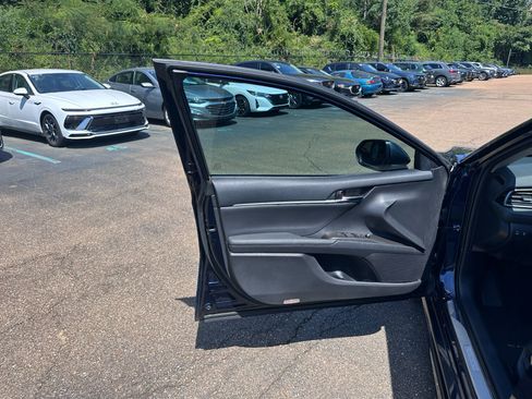 Used 2022 Toyota Camry XSE FWD image 6