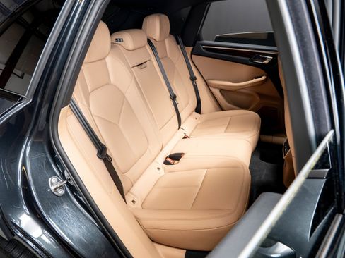 Certified 2025 Porsche Macan AWD/4WD image 44