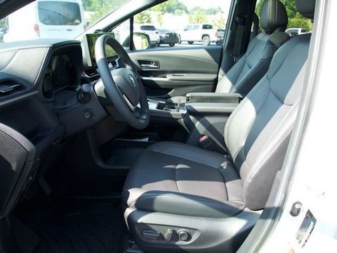 Used 2026 Toyota Sienna Limited AWD/4WD image 23