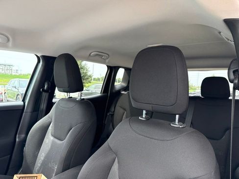 Used 2016 Jeep Renegade Latitude FWD image 7