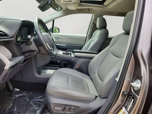 Used 2021 Toyota Sienna XLE image 14