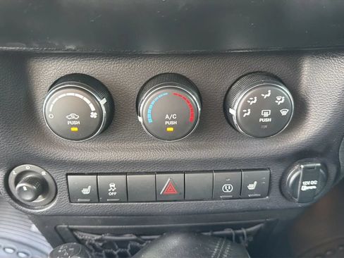 Used 2016 Jeep Wrangler Unlimited Sahara w/ Dual Top Group AWD/4WD image 19
